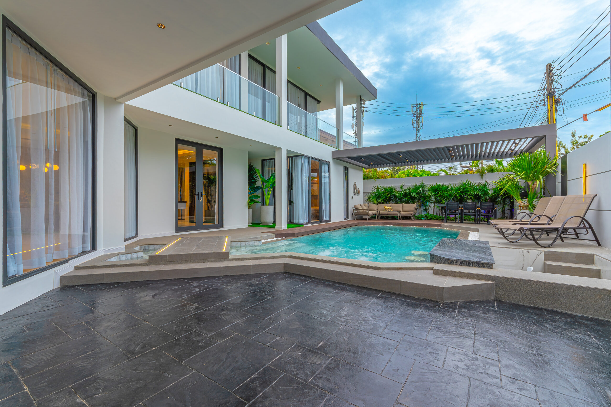 Exterior Pool Side1